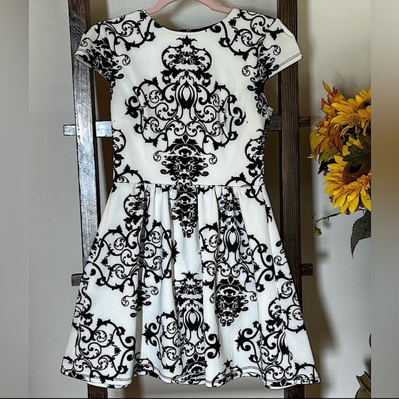 B. Darlin Mini Dress 💲BUNDLE AND SAVE BIG💲 - Picture 4 of 4